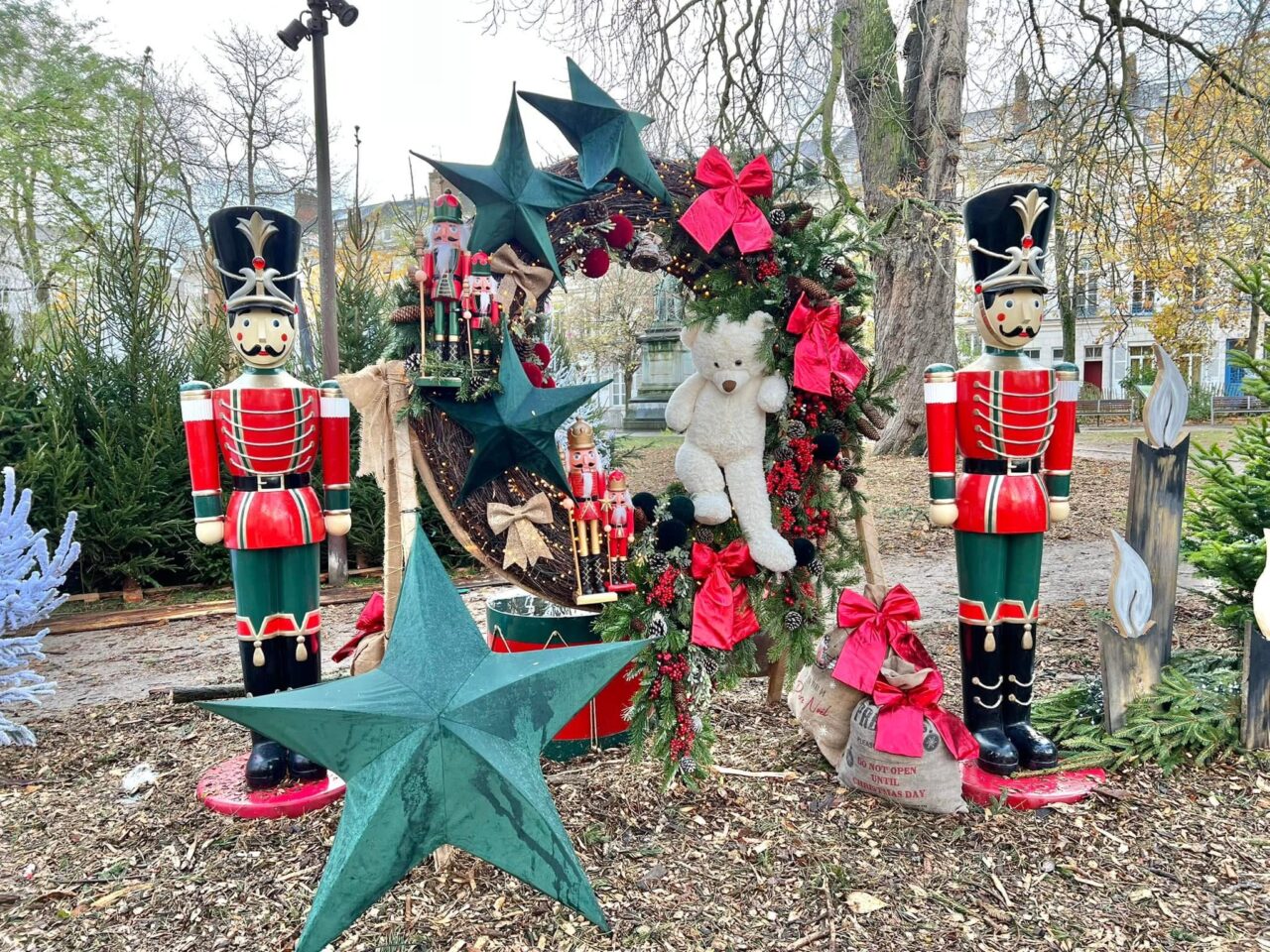 décoration pour un marché de Noël féérique avec casse noisette