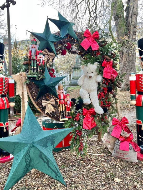 décoration pour un marché de Noël féérique avec casse noisette