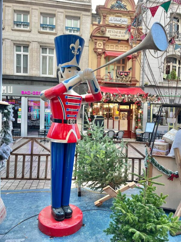 soldat de bois soufflant dans une trompette