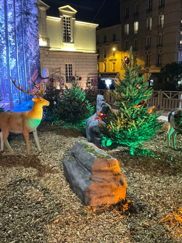 scénographie avec sapins et animaux de la forêt