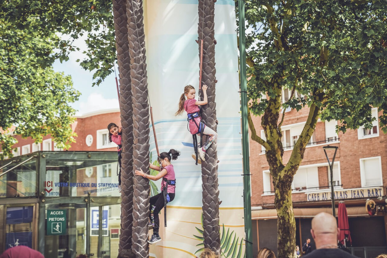 enfants escaladant la tour de grimpe coconut