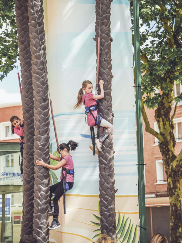 enfants escaladant la tour de grimpe coconut