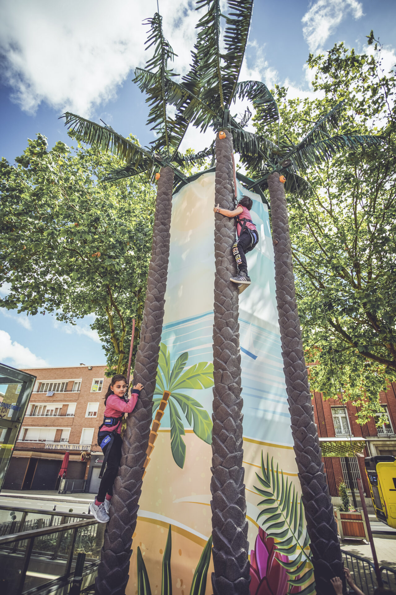 enfants escaladant la tour de grimpe coconut