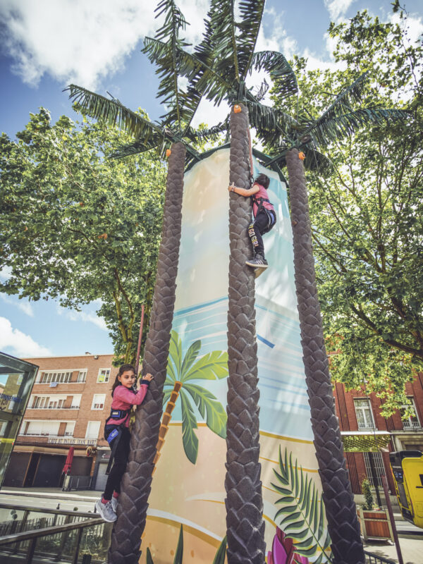enfants escaladant la tour de grimpe coconut