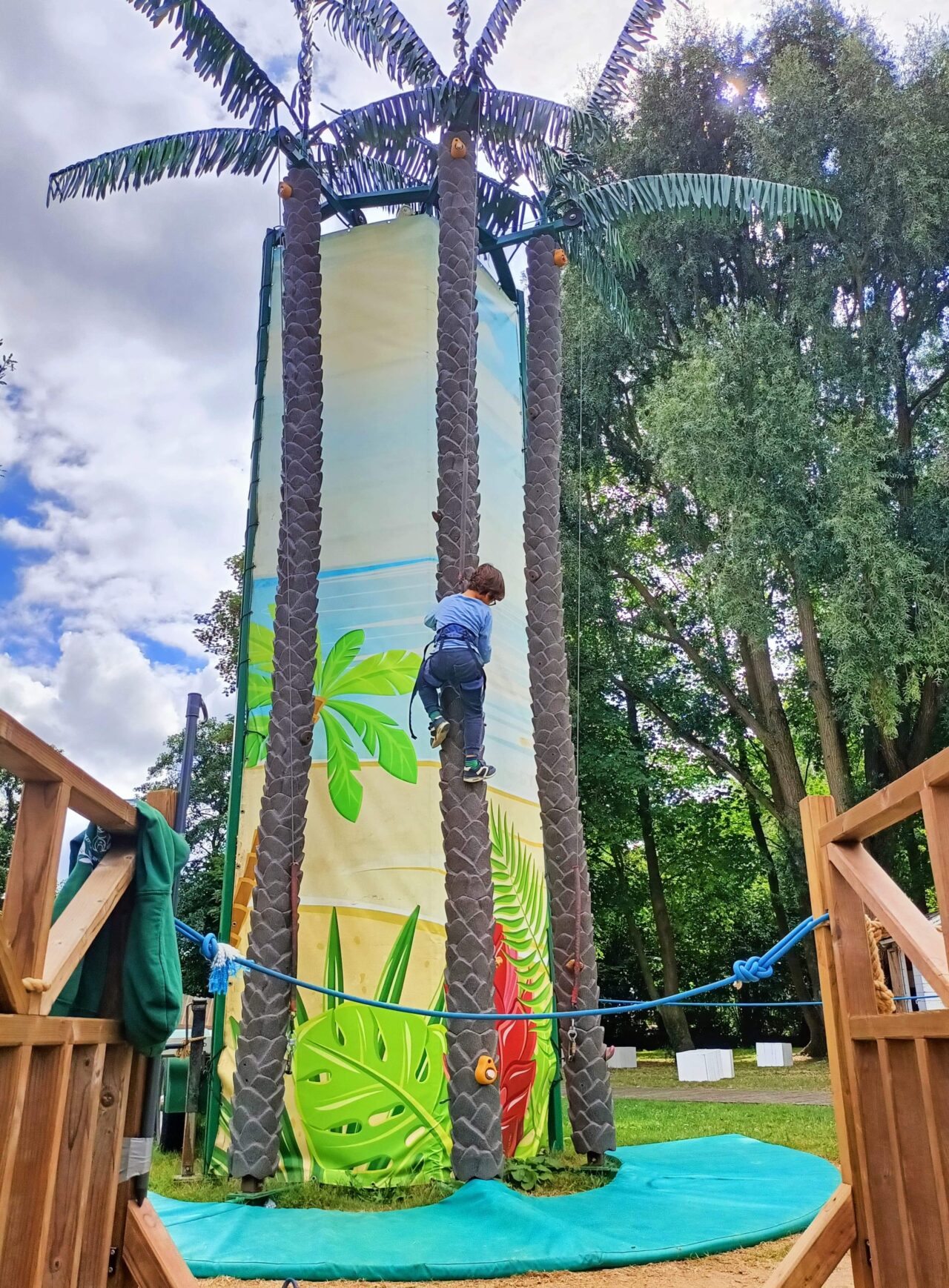 enfants escaladant la tour de grimpe coconut