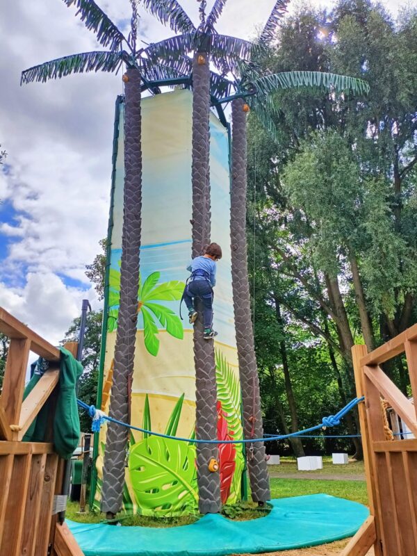 enfants escaladant la tour de grimpe coconut