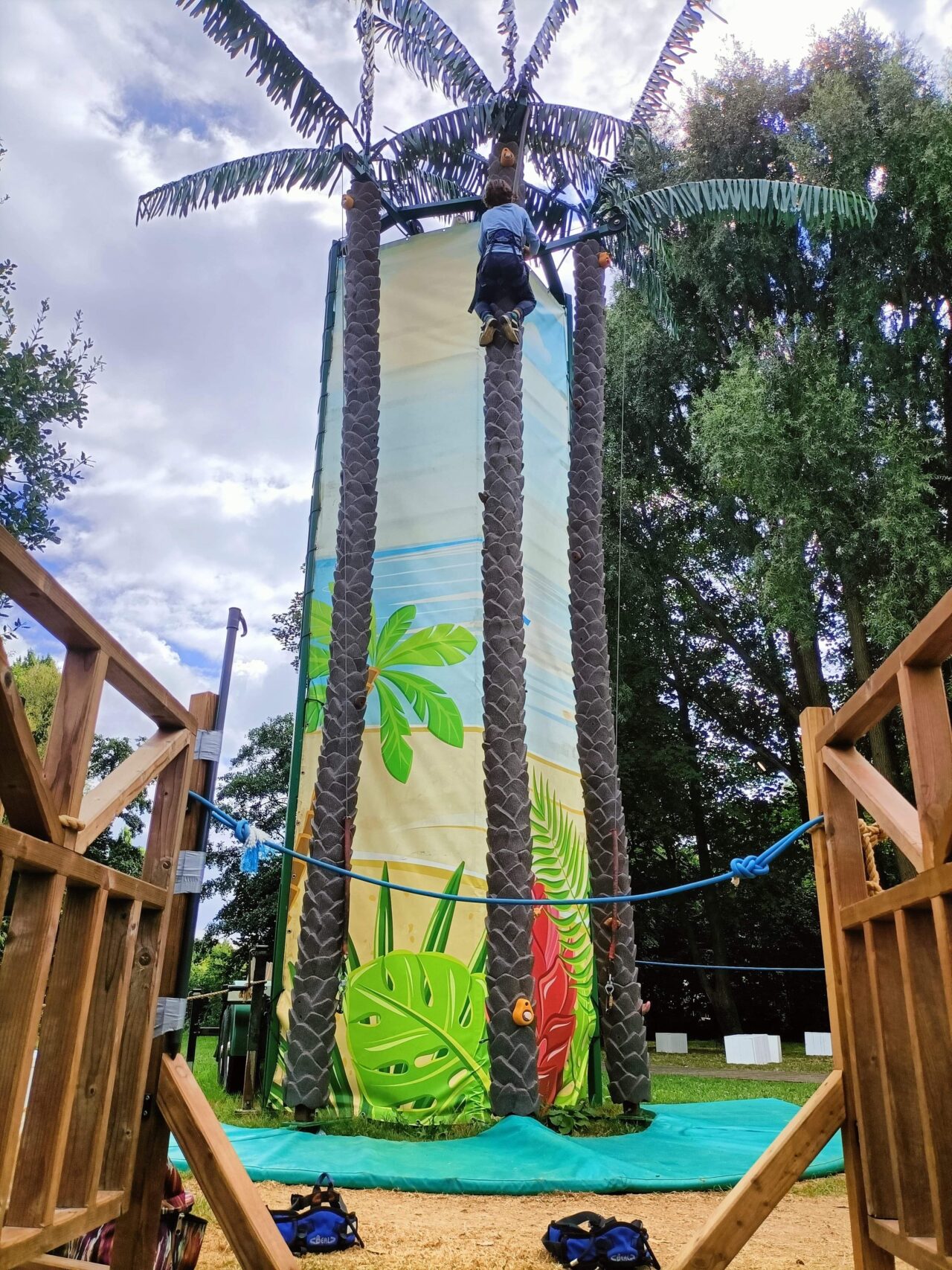 enfants escaladant la tour de grimpe coconut