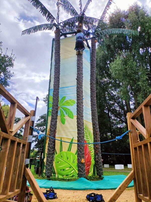enfants escaladant la tour de grimpe coconut