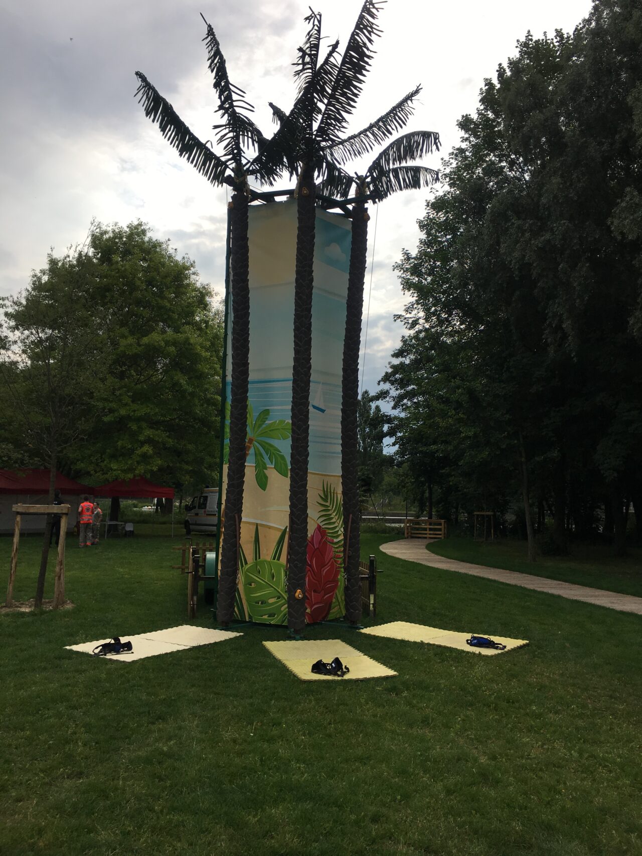 Tour de grimpe en forme de cocotier