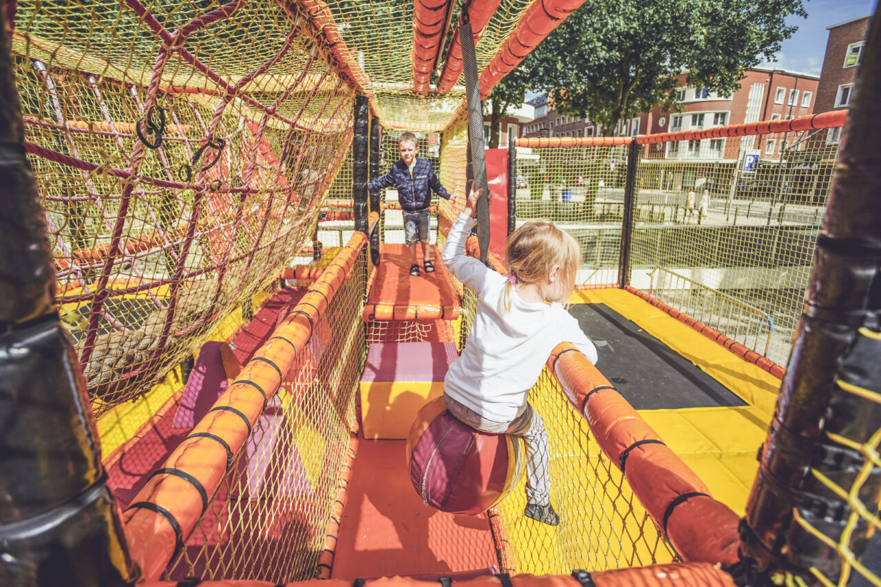 enfants sur le trampoline sur remorque