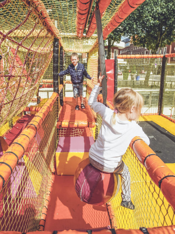 enfants sur le trampoline sur remorque