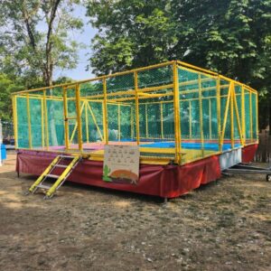 trampoline sur remorque vu de l'extérieur