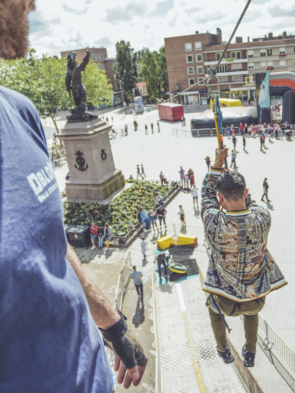 personne en tyrolienne