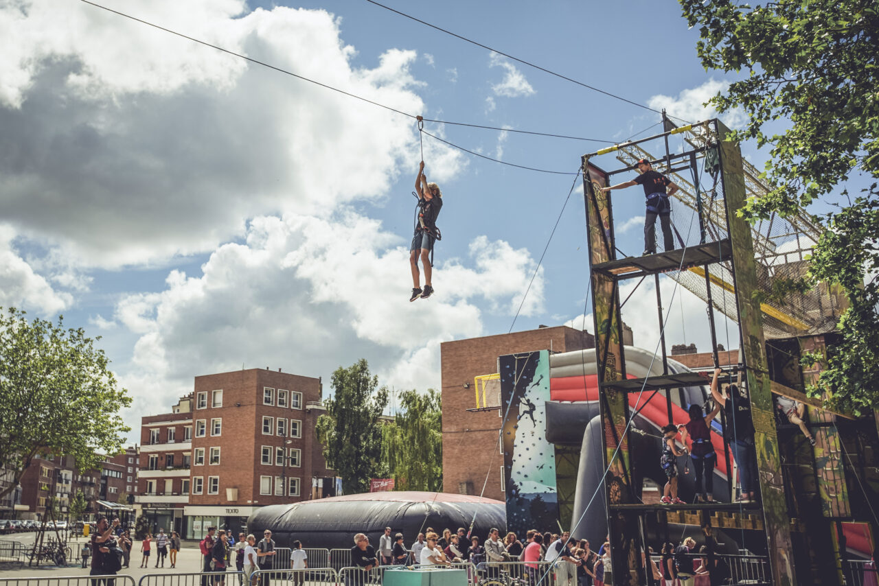 personne en tyrolienne