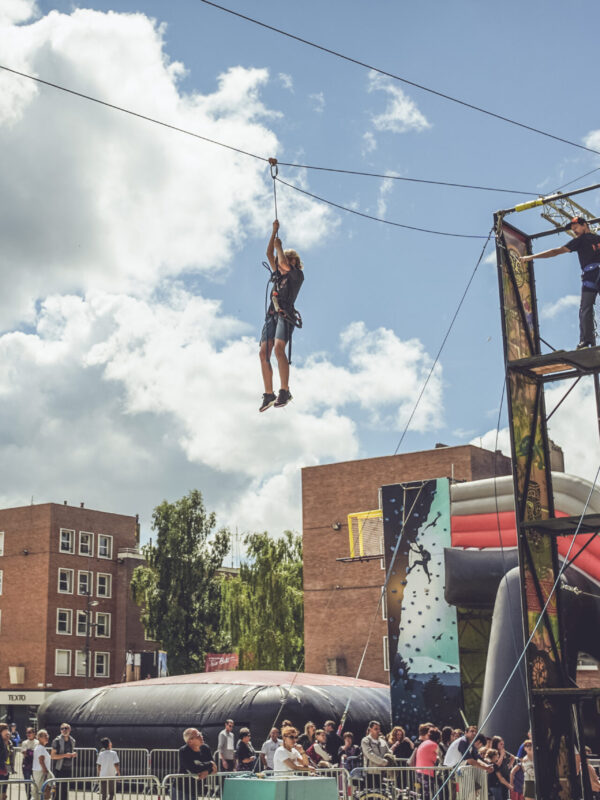 personne en tyrolienne