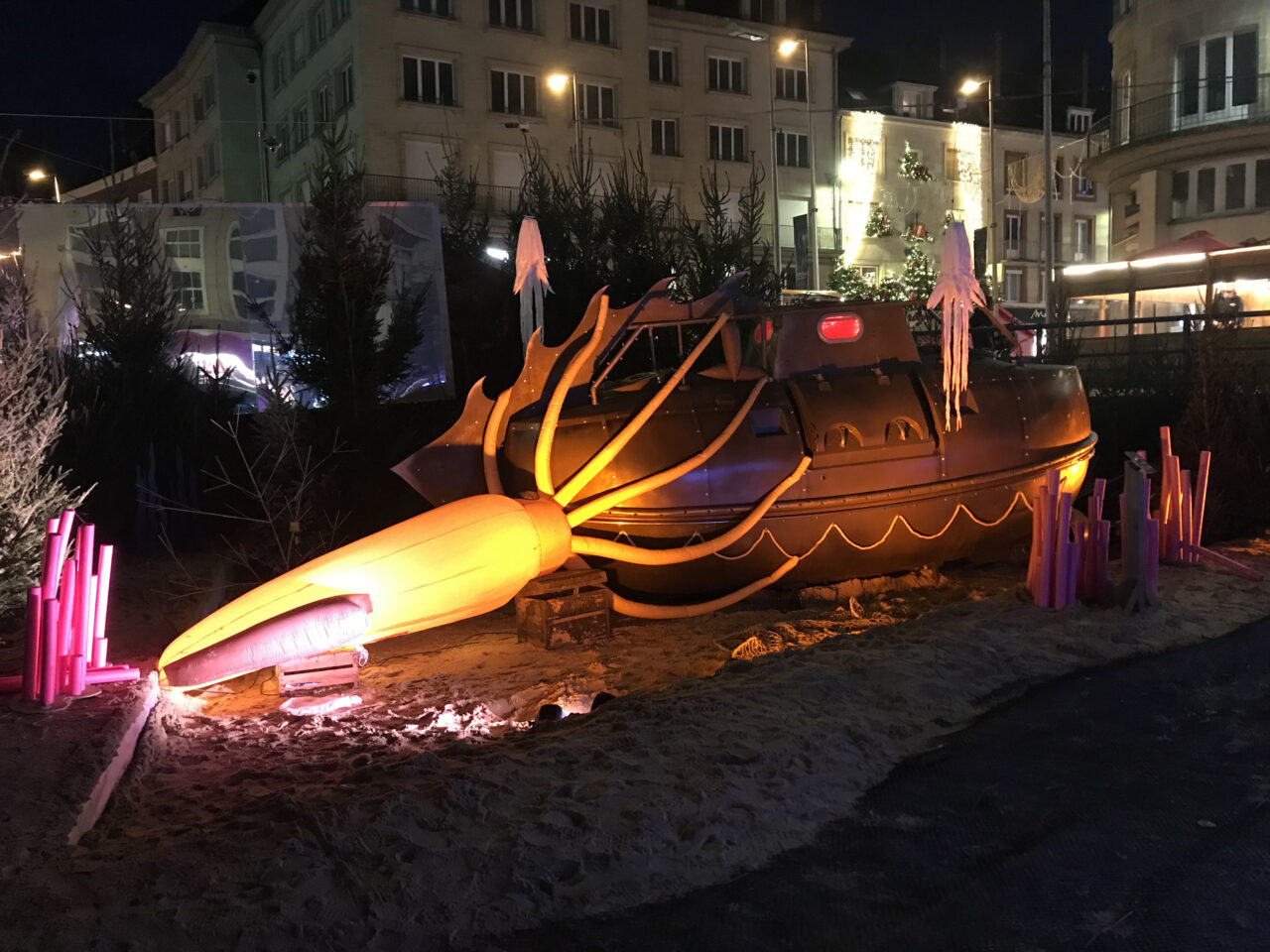 décor illuminé pour la nuit de 20000 lieux sous les mers avec la pieuvre et le sous-marin du capitaine Nemo