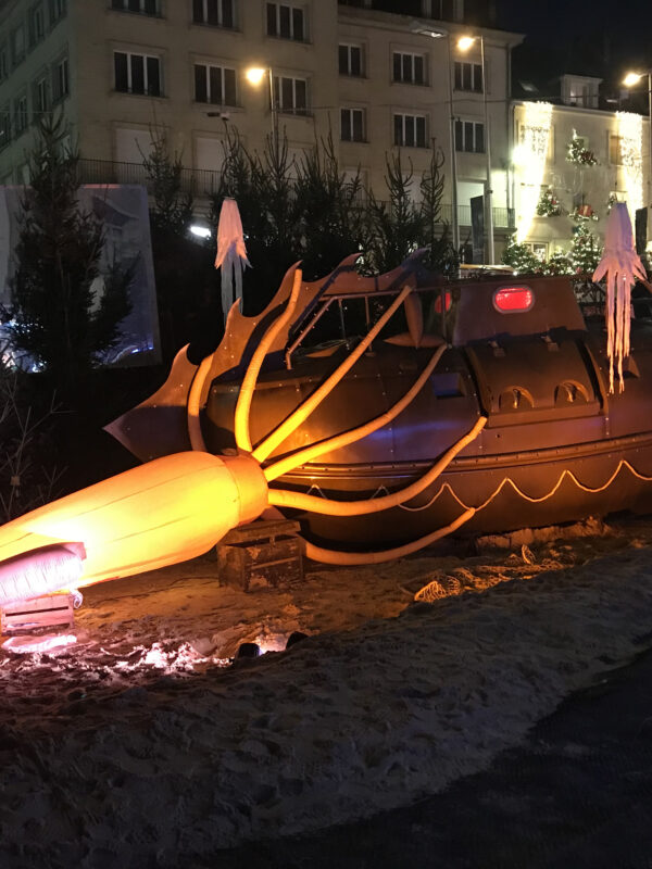 décor illuminé pour la nuit de 20000 lieux sous les mers avec la pieuvre et le sous-marin du capitaine Nemo