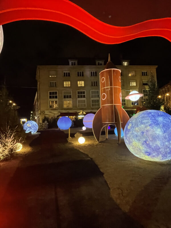 scénographie de nuit avec une fusée et des planètes éclairées