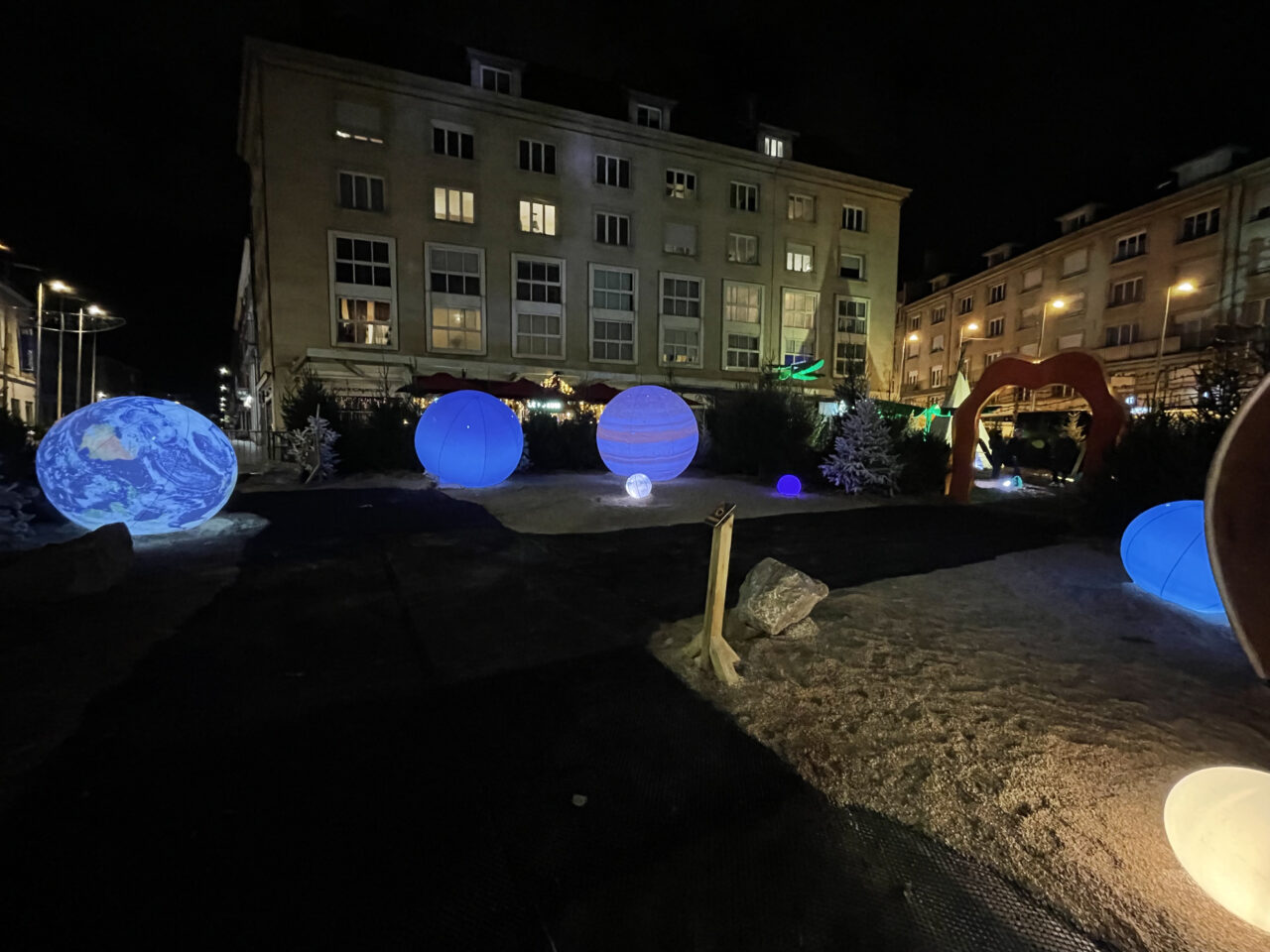 scénographie de nuit avec une fusée et des planètes éclairées