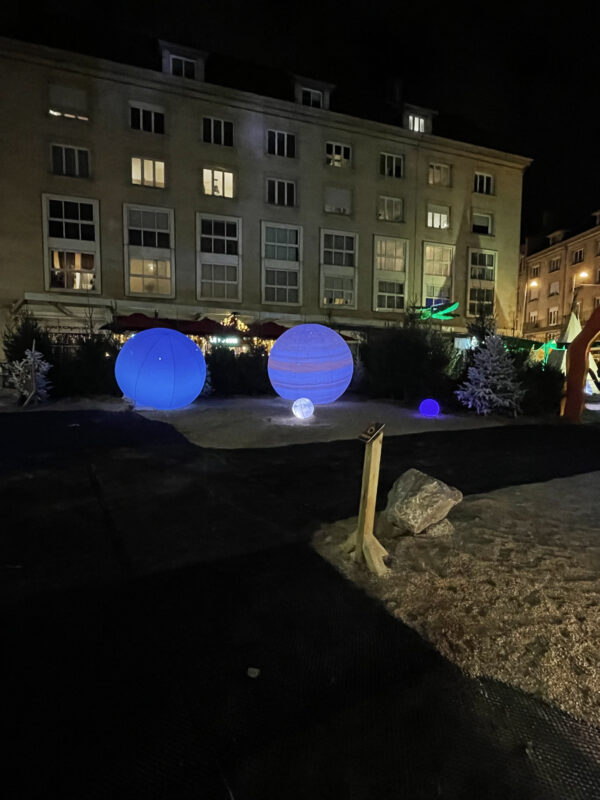scénographie de nuit avec une fusée et des planètes éclairées