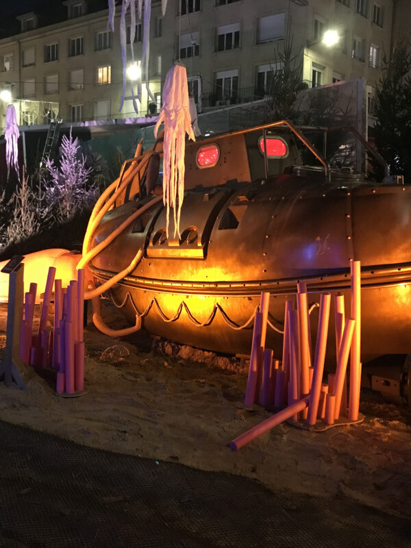 décor illuminé pour la nuit de 20000 lieux sous les mers avec les méduses, la pieuvre et le sous-marin du capitaine Nemo