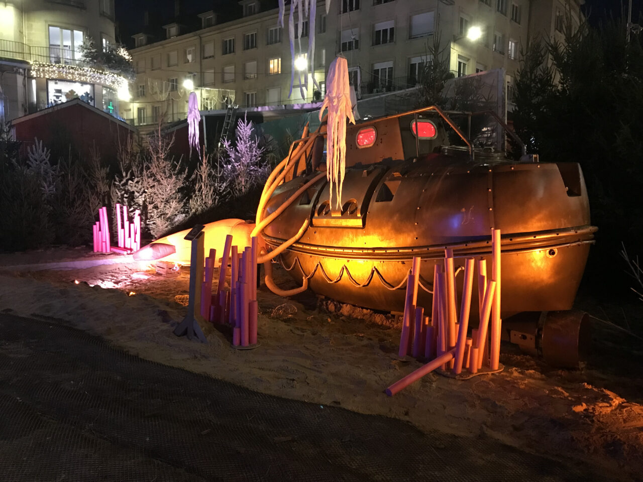 décor illuminé pour la nuit de 20000 lieux sous les mers avec la pieuvre et le sous-marin du capitaine Nemo
