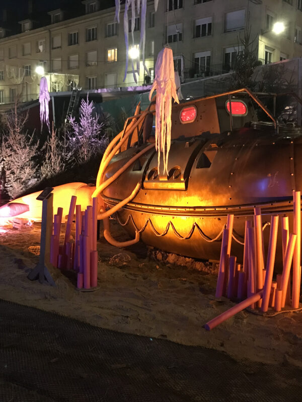 décor illuminé pour la nuit de 20000 lieux sous les mers avec la pieuvre et le sous-marin du capitaine Nemo