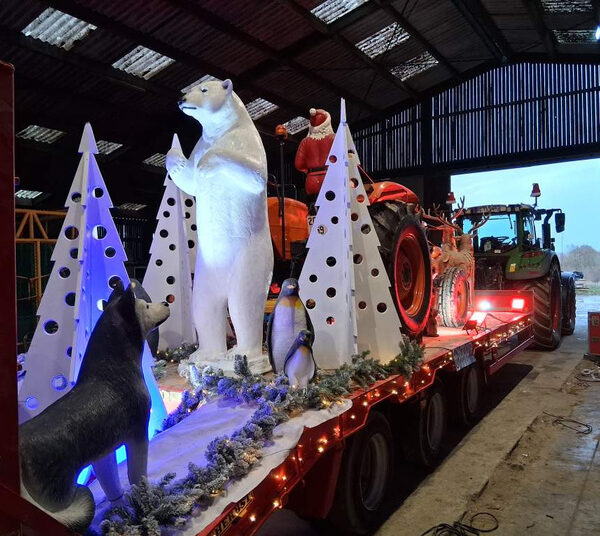 char pour parade de Noël avec ours blanc