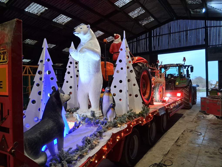char pour parade de Noël avec ours blanc