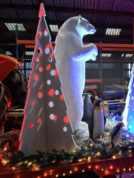 char pour parade de Noël avec ours blanc