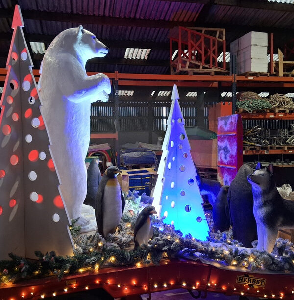 char pour parade de Noël avec ours blanc