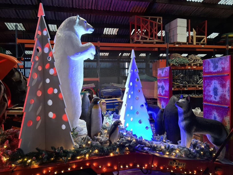 char pour parade de Noël avec ours blanc