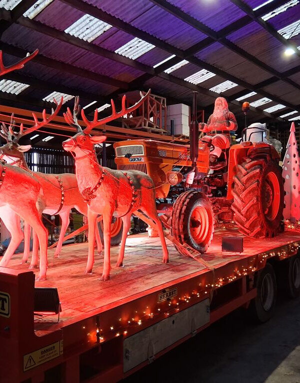 char pour parade de Noël avec père noël et rennes