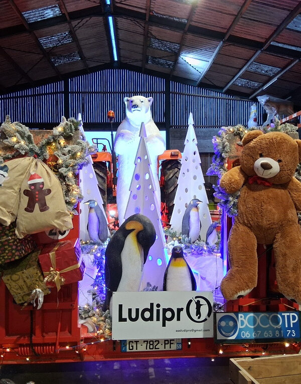 char pour parade de Noël avec peluche géante