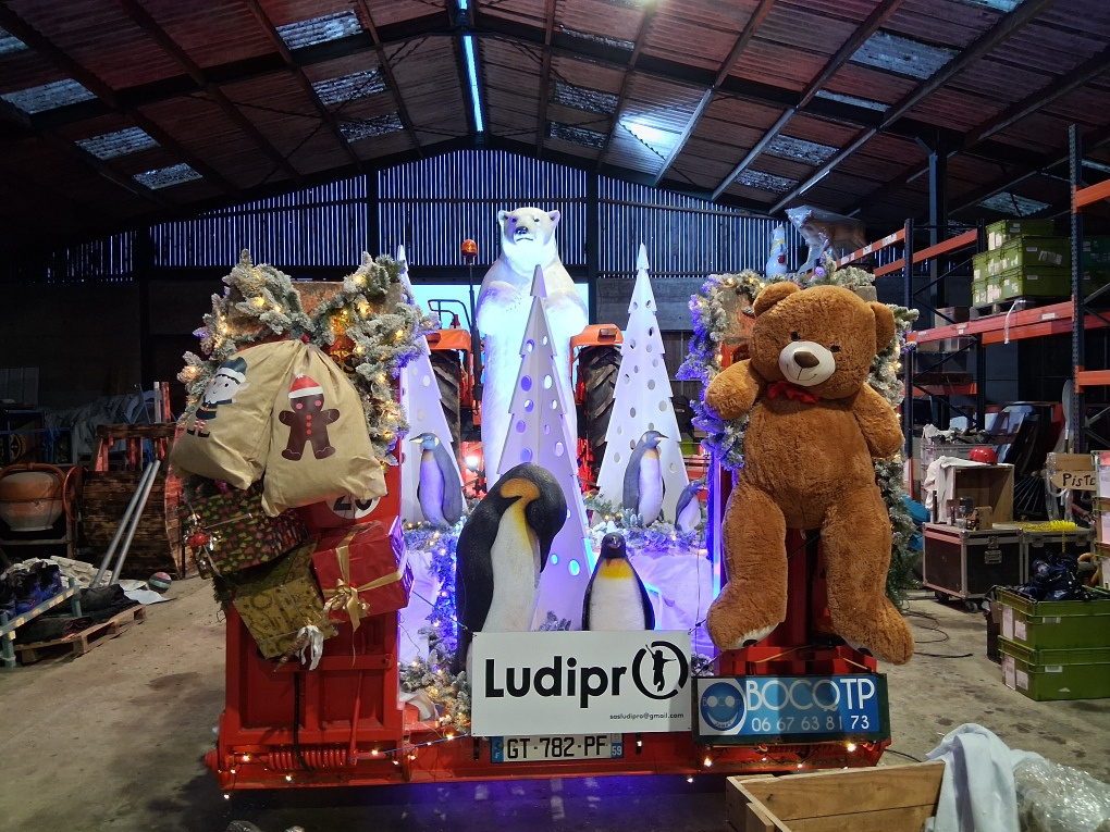 char pour parade de Noël avec peluche géante