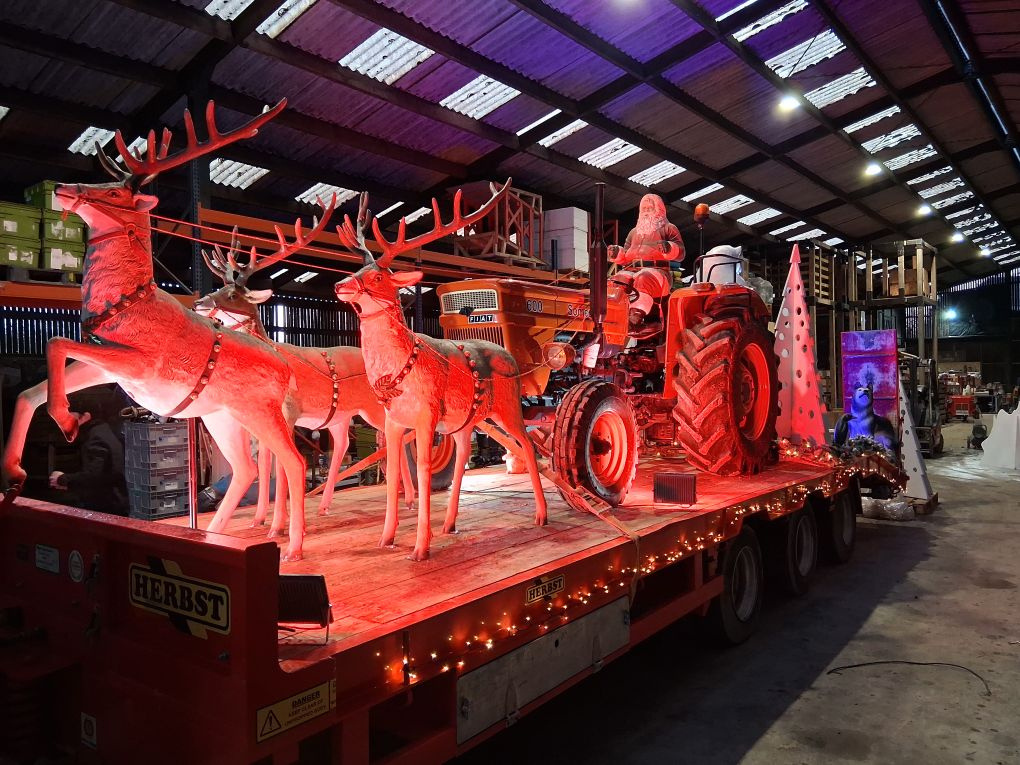 char pour parade de Noël avec père noël et rennes