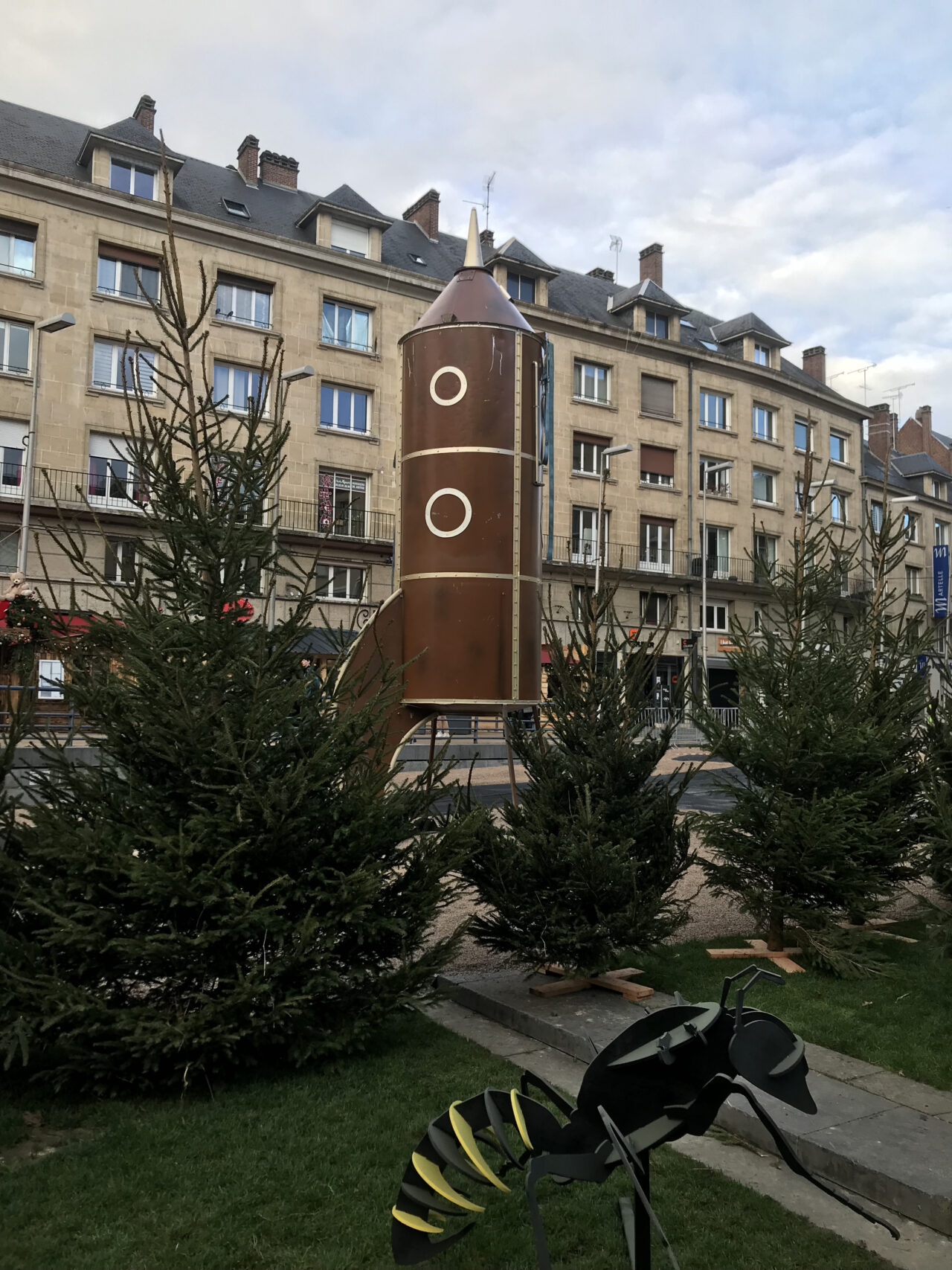 scénographie avec une fusée