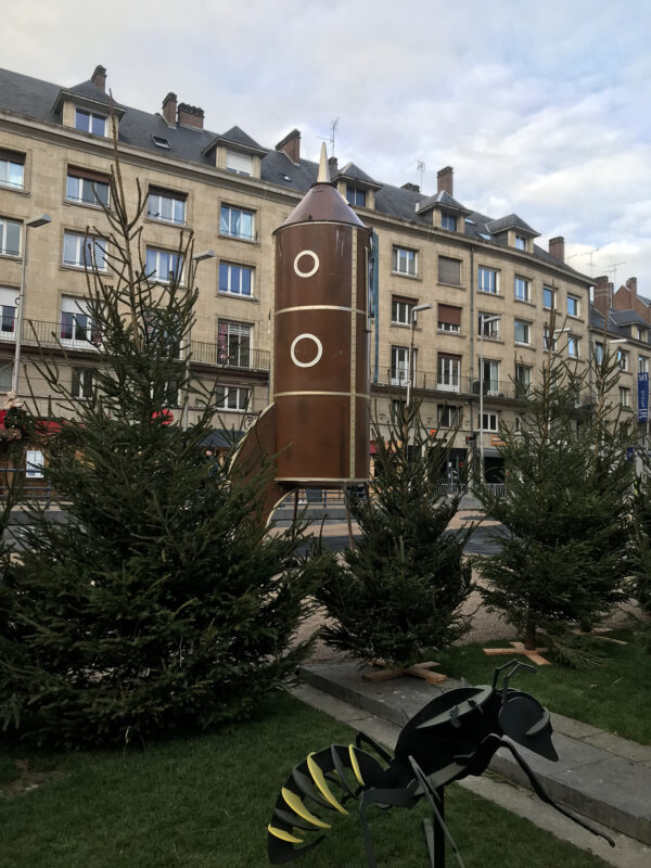 scénographie avec une fusée