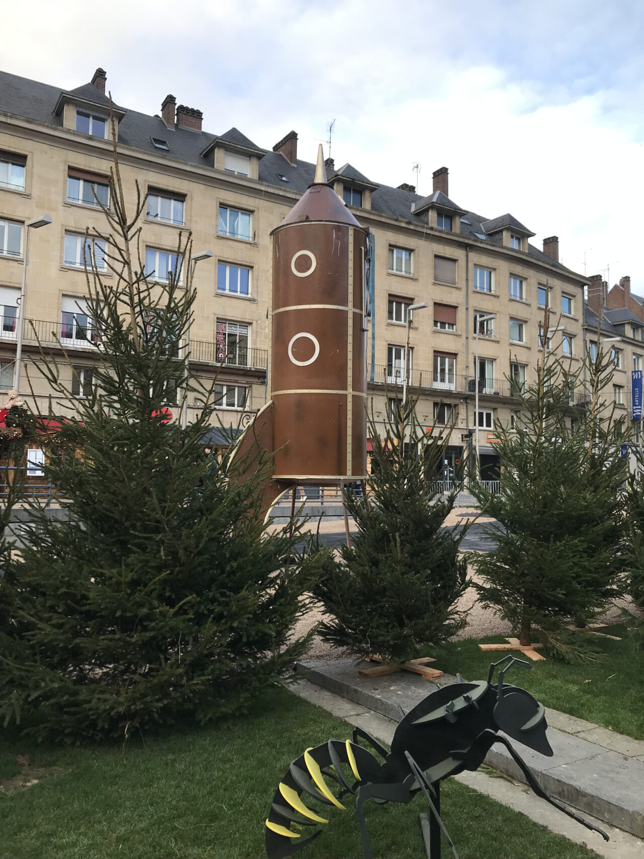 scénographie avec une fusée
