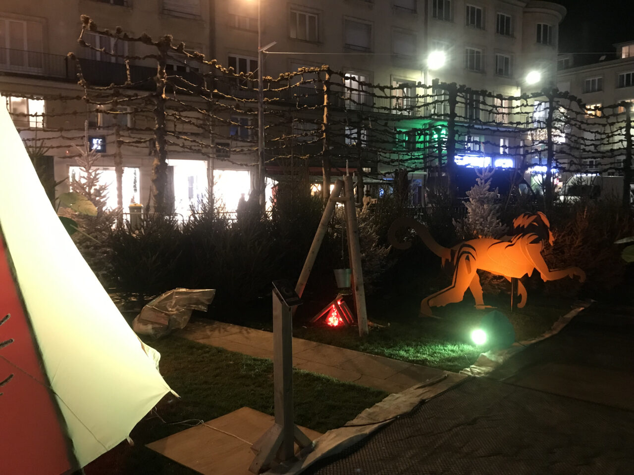 singe éclaireur illuminé