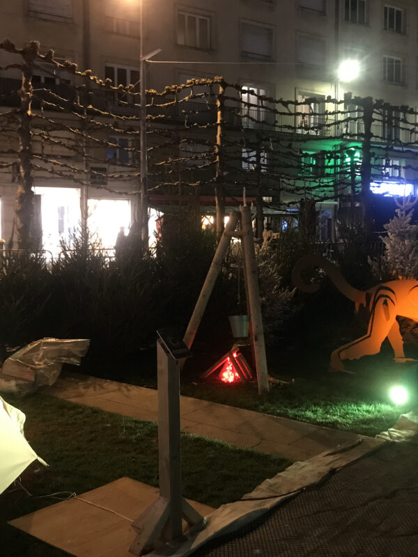 singe éclaireur illuminé