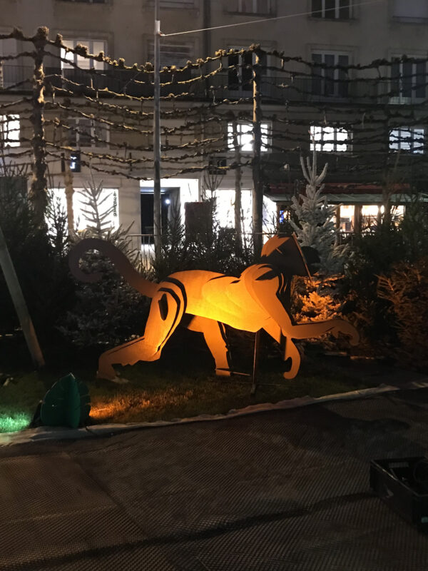 singe éclaireur illuminé